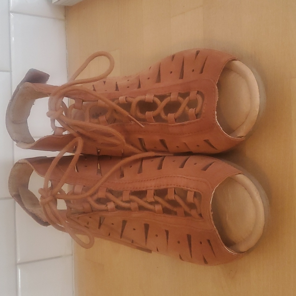 Earth brand leather shoes,size 8.5. Great condition, tan/caramel color.